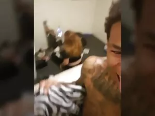 Rubia xxxporno en español en bragas amarillas