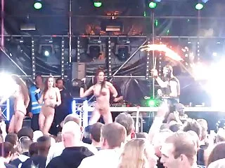 Rika Koizumi gay amateur español chupa una pequeña polla y luego se entrega a un hombre