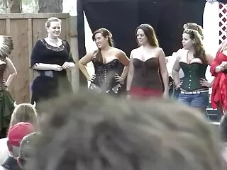 Rubia adulta cachonda follando con jovencitas españolas