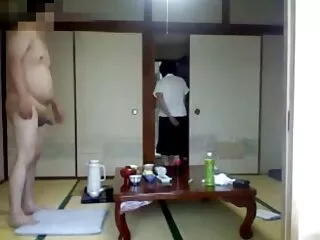 Golpeando entre free porno español las piernas de los pollitos