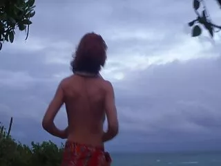 Hombre caliente se folla a una rubia en un coño afeitado sexo gratis completo