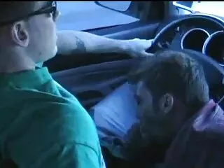 Belleza con tatuaje es filmada en video sexual madre y hijo follando en español