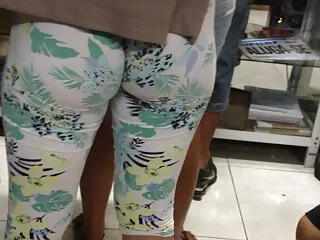 Pequeña rubia con ordeños porno en vivo en castellano muy grandes